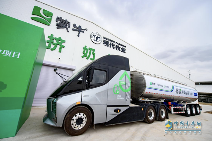 DeepWay深向星辰6×4換電牽引車榮獲值得用戶信賴純電干線物流運(yùn)輸車獎(jiǎng)項(xiàng)