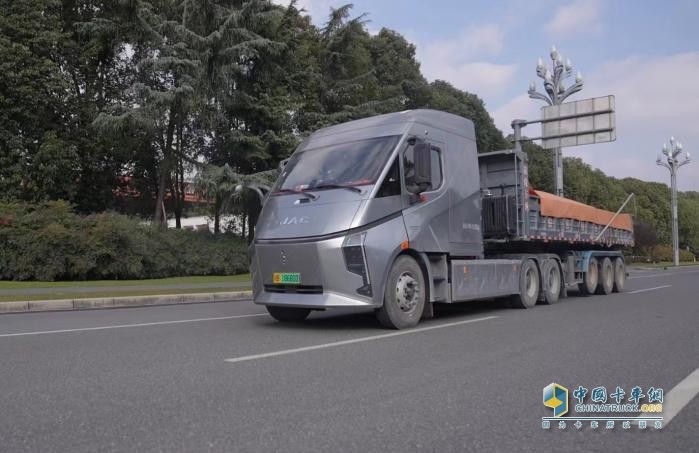 DeepWay深向星辰6×4換電牽引車榮獲值得用戶信賴純電干線物流運(yùn)輸車獎(jiǎng)項(xiàng)