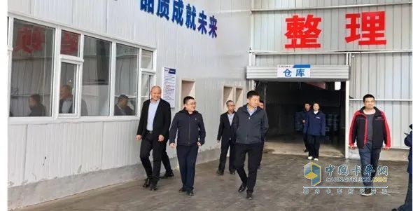 陜汽重卡同朔區(qū)域服務(wù)轉(zhuǎn)型 “陜耀店戰(zhàn)略簽署暨批量交車儀式”圓滿落幕！