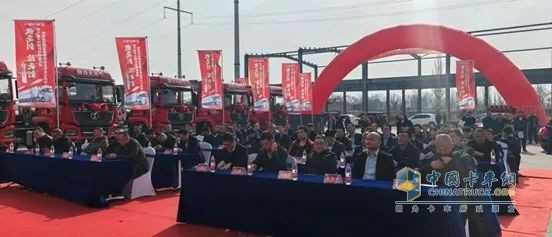 陜汽重卡同朔區(qū)域服務(wù)轉(zhuǎn)型 “陜耀店戰(zhàn)略簽署暨批量交車儀式”圓滿落幕！