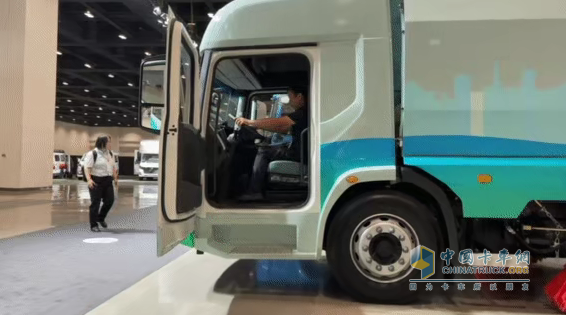 福田普羅科卡車低入口洗掃車耀目登場福田汽車2025年中商務(wù)會(huì)， 以科技重塑環(huán)衛(wèi)新標(biāo)桿