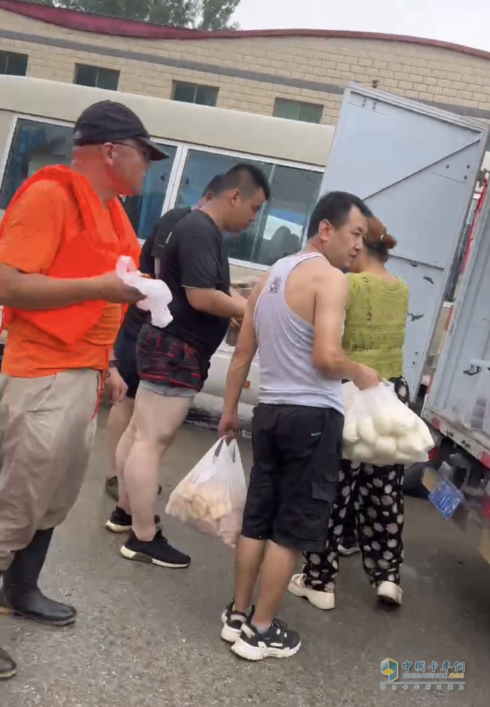 天災(zāi)無情人有情，東風(fēng)途逸李師傅、樊先生挺身而出助力抗洪救災(zāi)
