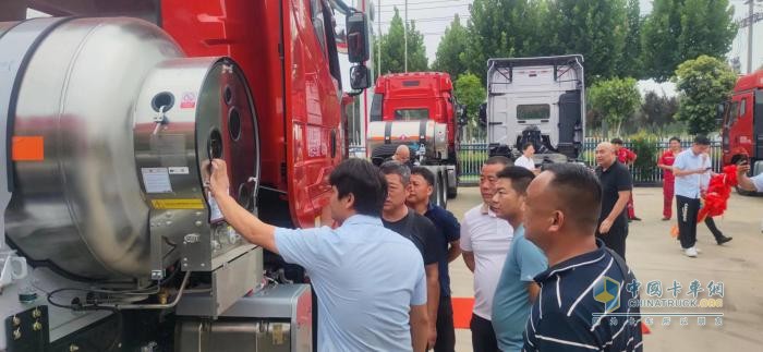 豪奪“八連冠”！一汽解放持續(xù)領(lǐng)航天然氣重卡市場