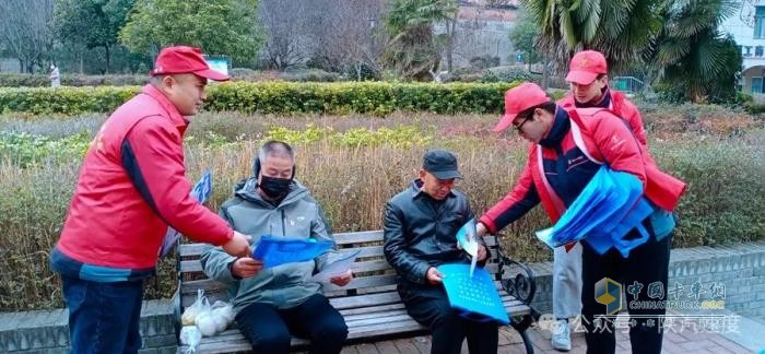學(xué)雷鋒，樹新風(fēng)，陜汽志愿者與你同行！