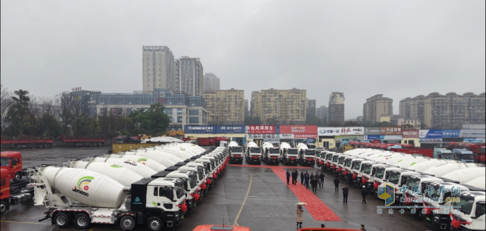 中國(guó)重汽首批30臺(tái)豪沃新能源攪拌車成功交付