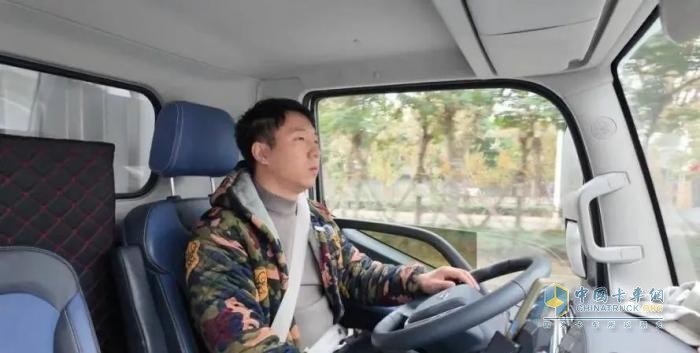 車有勁，續(xù)航遠，四川卡友對領(lǐng)航大G-LNG輕卡一見傾心