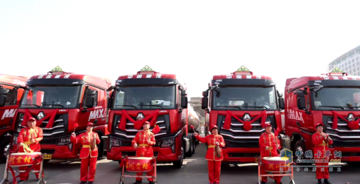 中國(guó)重汽豪沃MAX?；愤\(yùn)輸車批量交付淄博君誠(chéng)物流