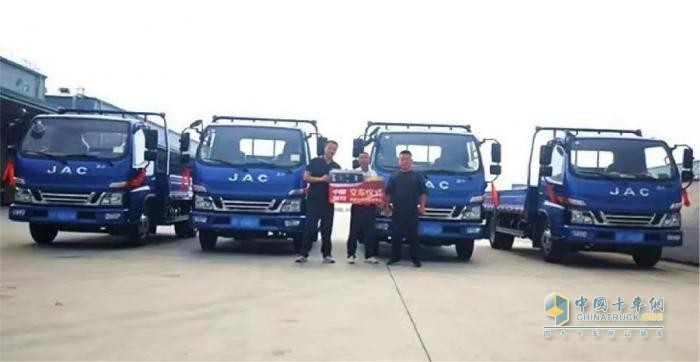 江淮1卡全國(guó)交車(chē)“熱力答卷”：全場(chǎng)景精準(zhǔn)破局，“卡”動(dòng)各地發(fā)展加速度