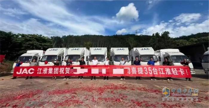 江淮1卡全國(guó)交車(chē)“熱力答卷”：全場(chǎng)景精準(zhǔn)破局，“卡”動(dòng)各地發(fā)展加速度