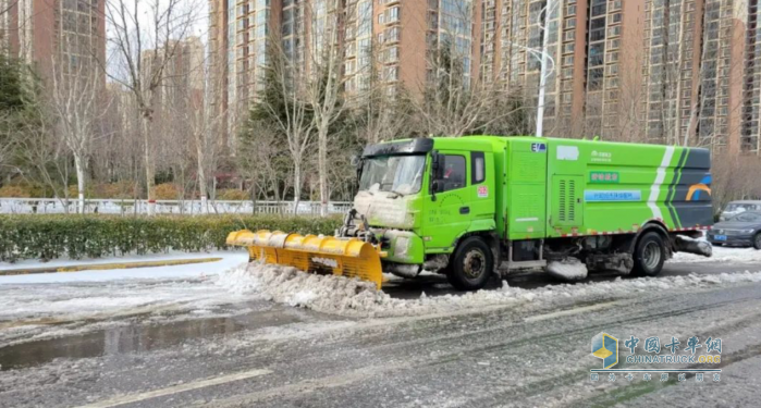 全軍出擊！宇通環(huán)衛(wèi)以雪為令齊奮戰(zhàn)，破冰除雪保暢通