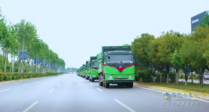 西裝革“綠”奔新城！25臺徐工新能源換電渣土車打卡陜西咸陽