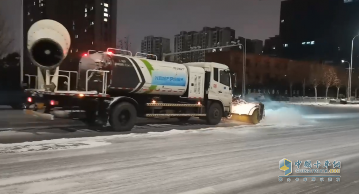 全軍出擊！宇通環(huán)衛(wèi)以雪為令齊奮戰(zhàn)，破冰除雪保暢通