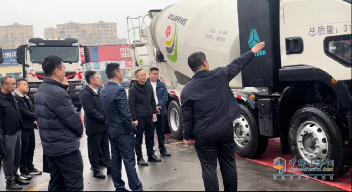 中國(guó)重汽首批30臺(tái)豪沃新能源攪拌車成功交付
