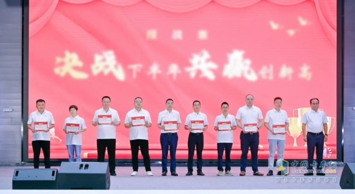 52款新品發(fā)布！東風新疆攜手合作伙伴全力迎戰(zhàn)下半場