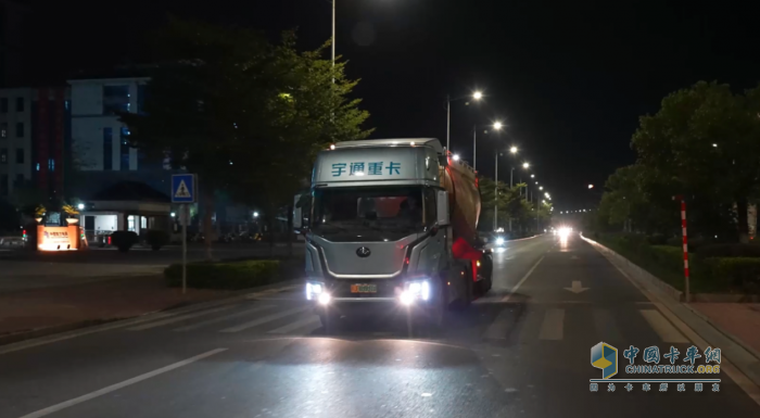 宇通重卡在全國(guó)首條長(zhǎng)距離電動(dòng)重卡線路成功運(yùn)營(yíng)！