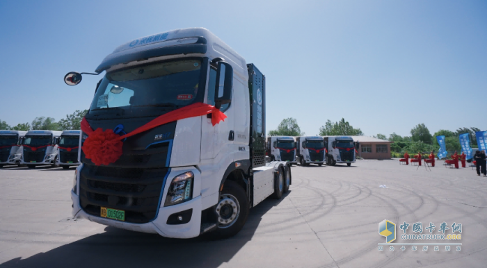 乘龍氫能源牽引批量交車，助力榮程集團(tuán)綠色轉(zhuǎn)型再提速