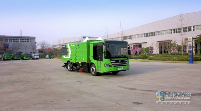 高效作業(yè)，安全護(hù)航！宇通環(huán)衛(wèi)快速路洗掃車引領(lǐng)行業(yè)加速跑！