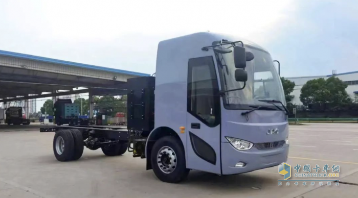 智啟未來！江淮重卡純電動18T洗掃車閃亮登場！