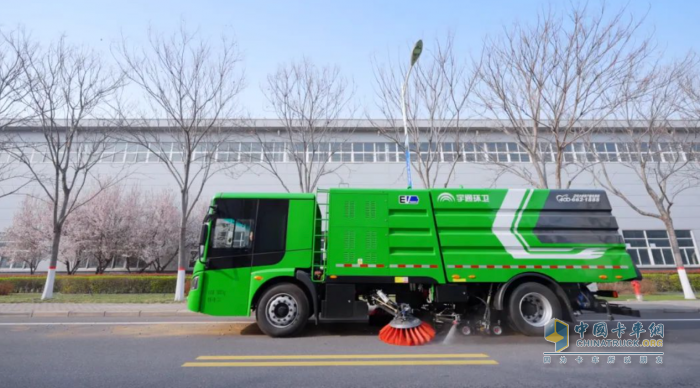 高效作業(yè)，安全護(hù)航！宇通環(huán)衛(wèi)快速路洗掃車引領(lǐng)行業(yè)加速跑！