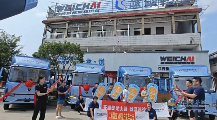 現(xiàn)象級(jí)爆款！濰柴藍(lán)擎X7新一代輕卡南昌批量交付，實(shí)力印證用戶口碑！