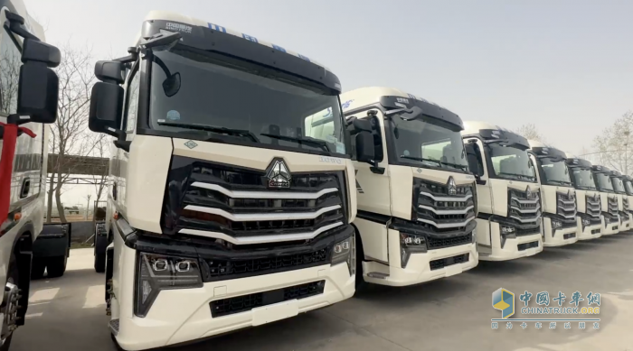 豪沃配濰柴 財源滾滾來 中國重汽豪沃MAX燃氣快遞車交付石家莊大客戶！