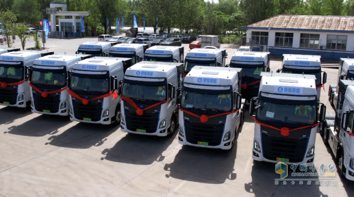 乘龍氫能源牽引批量交車，助力榮程集團(tuán)綠色轉(zhuǎn)型再提速
