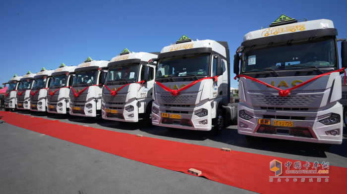 星耀東營 60輛江淮危化品運輸車交付海達物流