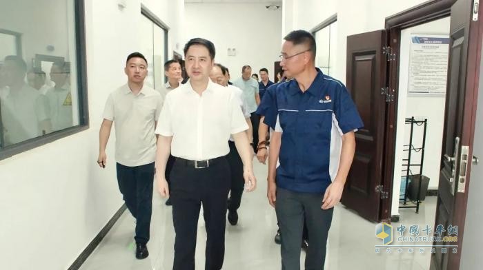 重慶市政府副市長鄭向東調(diào)研長安跨越：勉勵(lì)企業(yè)以創(chuàng)新驅(qū)動(dòng)商用車產(chǎn)業(yè)高質(zhì)量發(fā)展