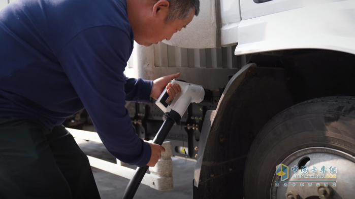 30年老司機(jī)決定“油換電”，為何認(rèn)準(zhǔn)慶鈴純電輕卡EVM100？