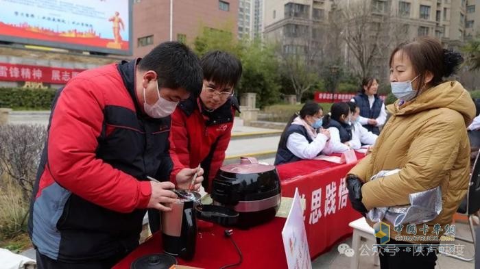 學(xué)雷鋒，樹新風(fēng)，陜汽志愿者與你同行！