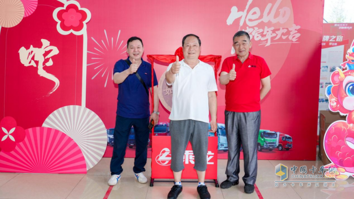 現(xiàn)場訂車62臺，乘龍L2VCNG增程輕卡武漢閃耀上市