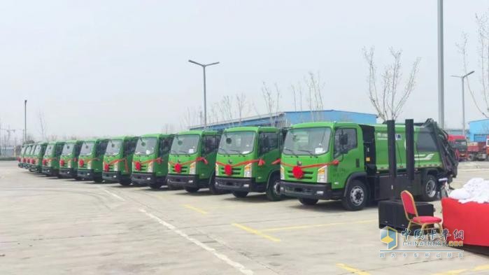 宇通新能源環(huán)衛(wèi)車(chē)交付周口，助力打造城鄉(xiāng)垃圾收運(yùn)新標(biāo)桿！