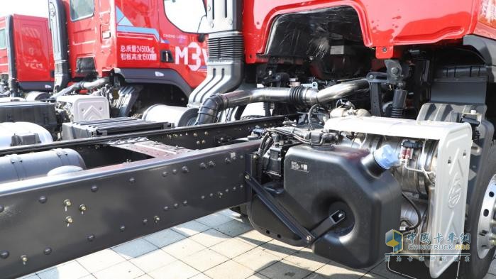 礦區(qū)山區(qū)運(yùn)輸難？乘龍H5 4×2極限自卸車輕松破局
