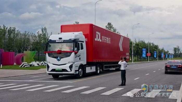 三一重卡、順豐、京東長沙簽約，共推快遞干線綠色生態(tài)建設(shè)   