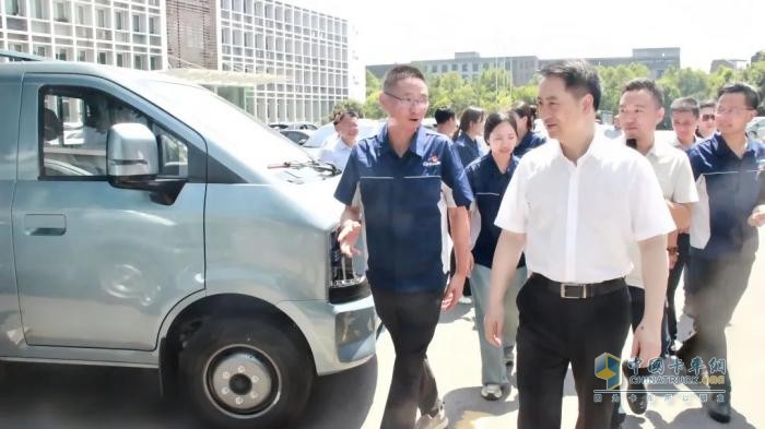 重慶市政府副市長鄭向東調(diào)研長安跨越：勉勵(lì)企業(yè)以創(chuàng)新驅(qū)動(dòng)商用車產(chǎn)業(yè)高質(zhì)量發(fā)展