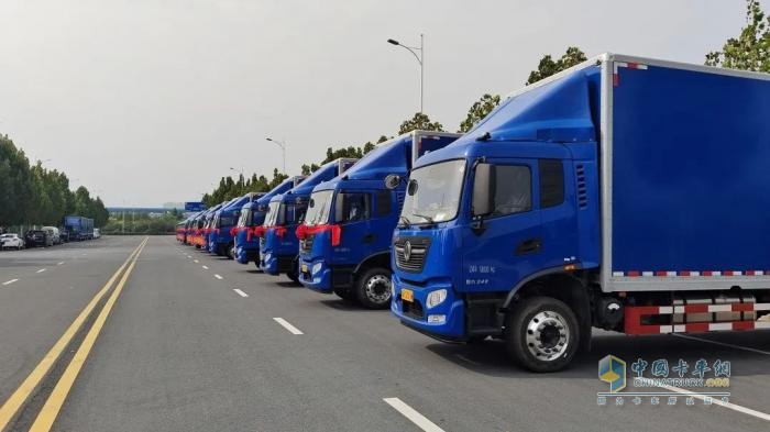 “雙百”交車(chē)儀式圓滿(mǎn)完成！東風(fēng)康明斯賦能德邦快遞新運(yùn)力