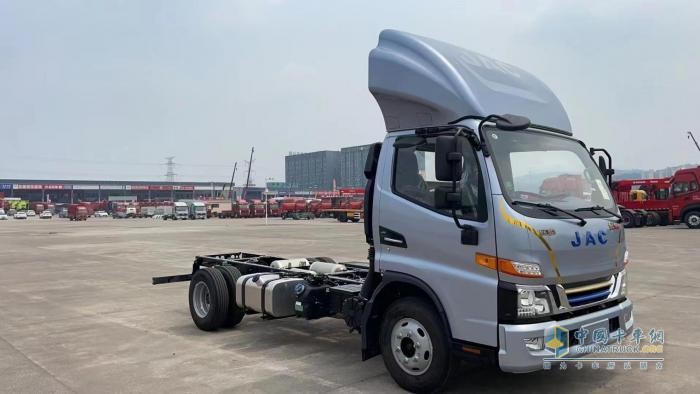 江淮1卡：駿鈴聚寶盆D25車型來(lái)襲，“混動(dòng)雙星”持續(xù)引領(lǐng)行業(yè)