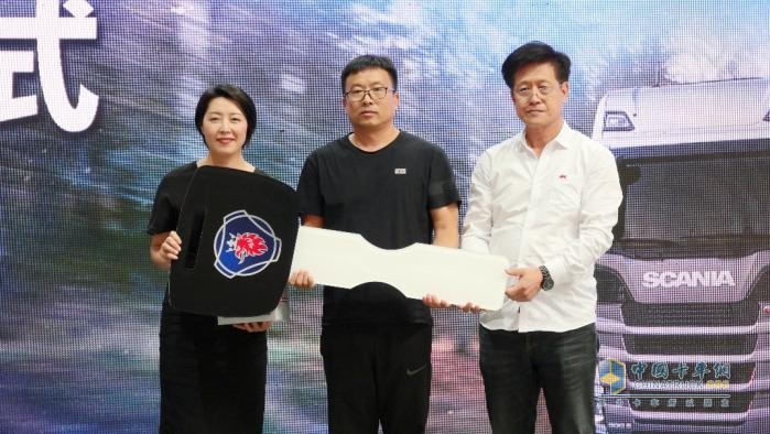 攬風(fēng)豪厲兵 盛裝新征程 斯堪尼亞石家莊經(jīng)銷(xiāo)商隆重開(kāi)業(yè)