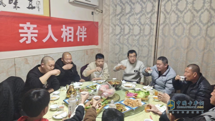 中國(guó)重汽，尊享服務(wù)新高度！ 購(gòu)車無(wú)憂，用車至臻，養(yǎng)車從容，“親人”服務(wù)只為尊貴的您！
