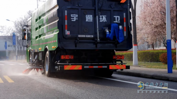 高效作業(yè)，安全護(hù)航！宇通環(huán)衛(wèi)快速路洗掃車引領(lǐng)行業(yè)加速跑！