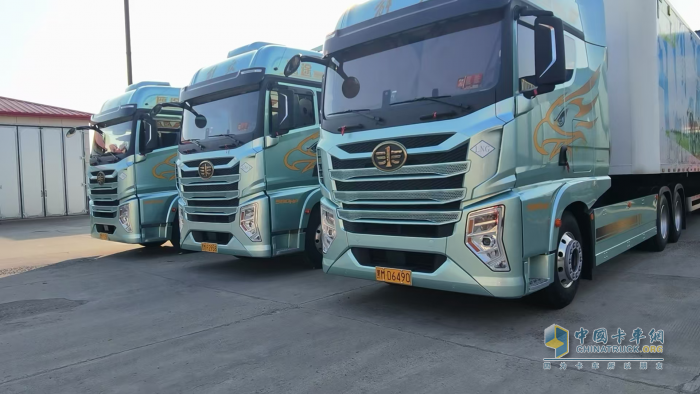 單車(chē)每年節(jié)省12萬(wàn)！ 解放鷹途燃?xì)廛?chē)成正點(diǎn)物流運(yùn)輸新選擇