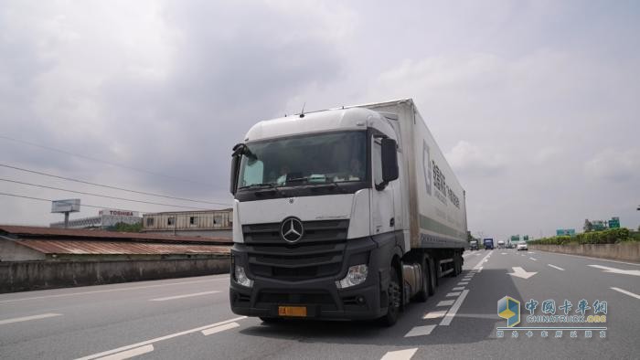 20個(gè)月行駛76萬公里 他說奔馳卡車的長效全勤成就忙中不出錯(cuò)