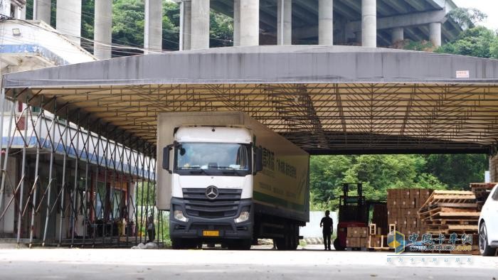 20個(gè)月行駛76萬公里 他說奔馳卡車的長效全勤成就忙中不出錯(cuò)