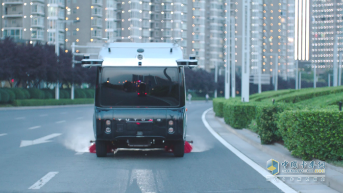 直擊鄭州新能源汽車生態(tài)伙伴大會：宇通環(huán)衛(wèi)自動駕駛洗掃車實(shí)力“吸睛”！