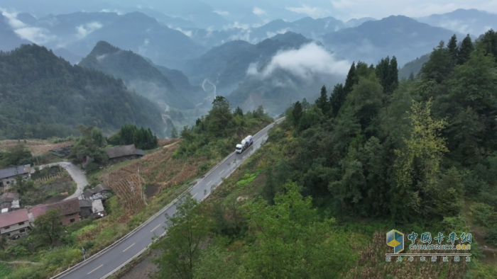 重卡劈彎戰(zhàn)天路！宇通新能源山地性能挑戰(zhàn)完美收官