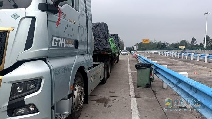 中國(guó)重汽汕德卡G7H燃?xì)廛嚕簶O致可靠，卡友心中的“定海神針”！