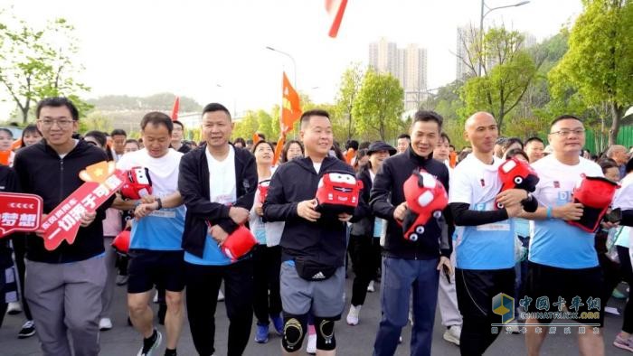 挑戰(zhàn)自我！超越極限！堰馬賽道上，看東風(fēng)營(yíng)銷人奔跑向未來