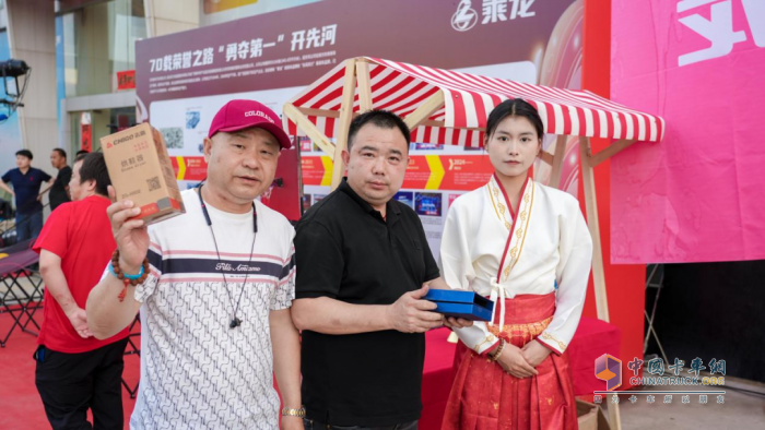 現(xiàn)場訂車62臺，乘龍L2VCNG增程輕卡武漢閃耀上市