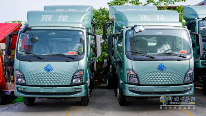 現(xiàn)場訂車62臺，乘龍L2VCNG增程輕卡武漢閃耀上市