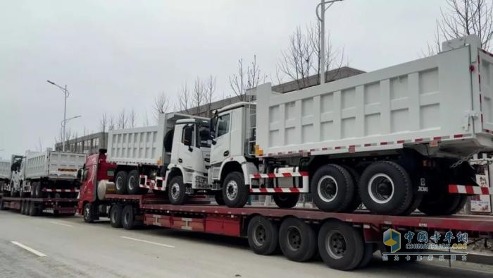 滿弓勁發(fā)！百臺(tái)徐工自卸車(chē)搶灘出海